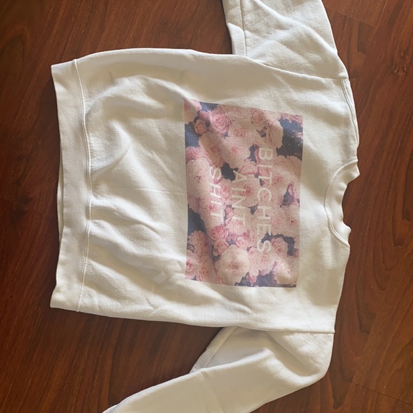 White crewneck sweater - Picture 2 of 2